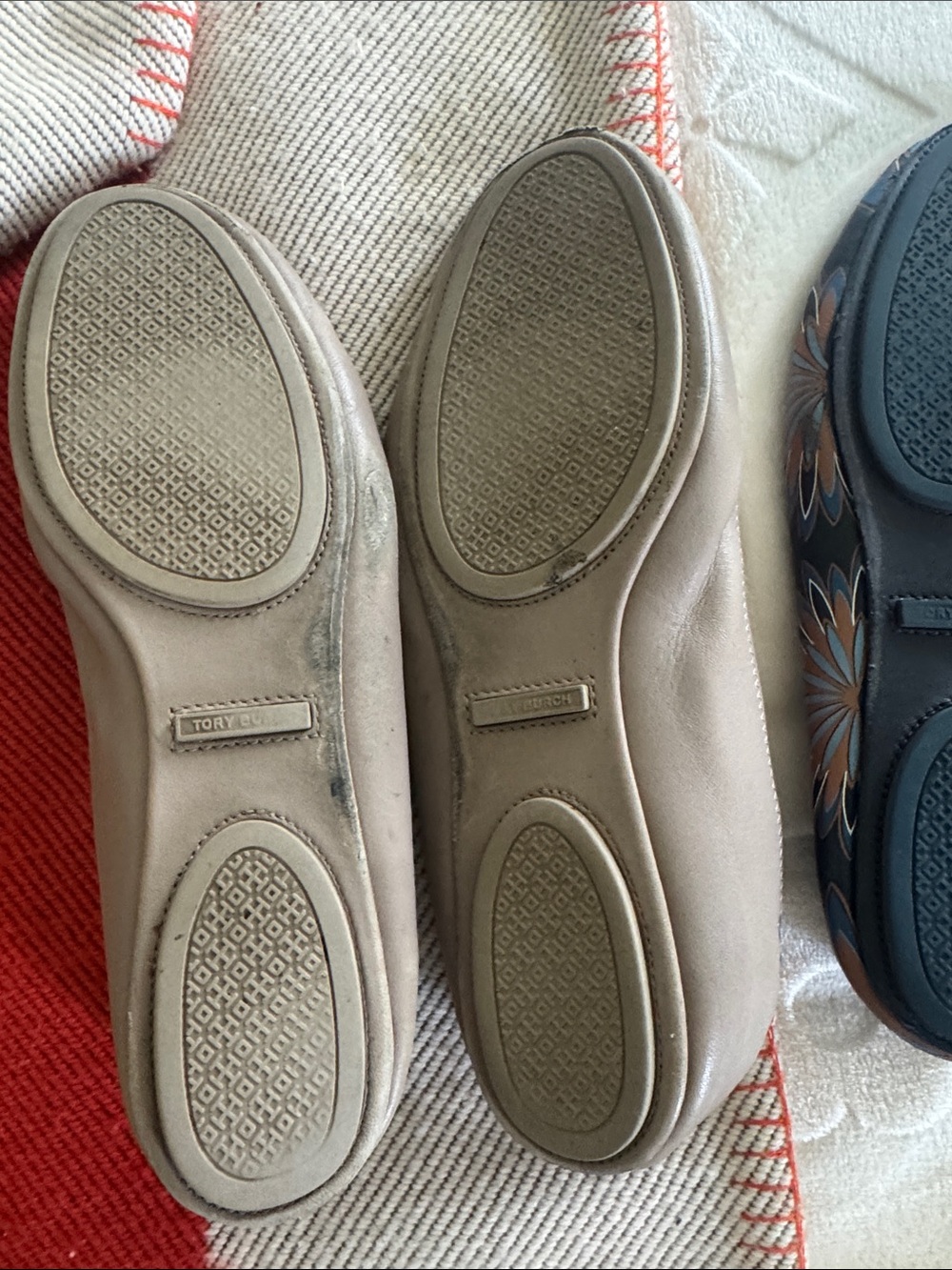 Two Pair Tory Burch Navy Floral Reva Flats & Taupe Logo Ballet Flats Two Pair - Picture 3 of 3